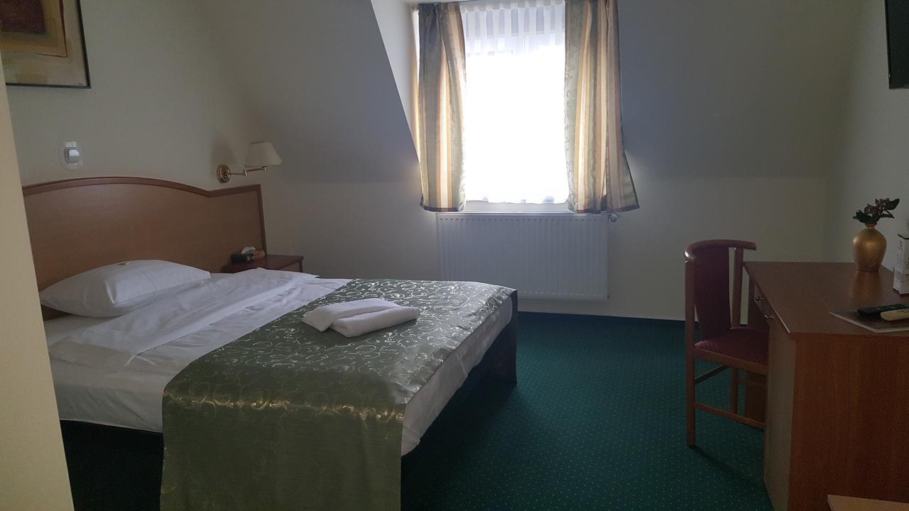 Hotel Melody Орадя Екстер'єр фото
