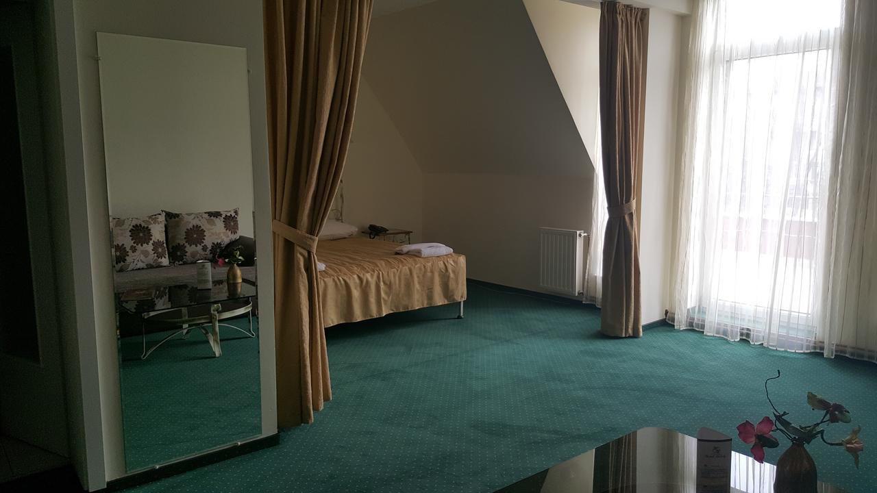 Hotel Melody Орадя Екстер'єр фото