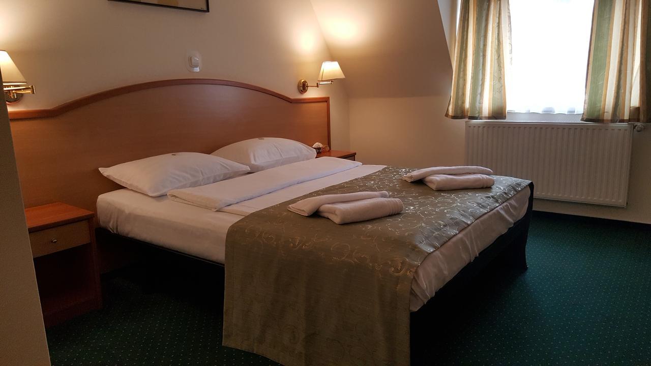 Hotel Melody Орадя Екстер'єр фото